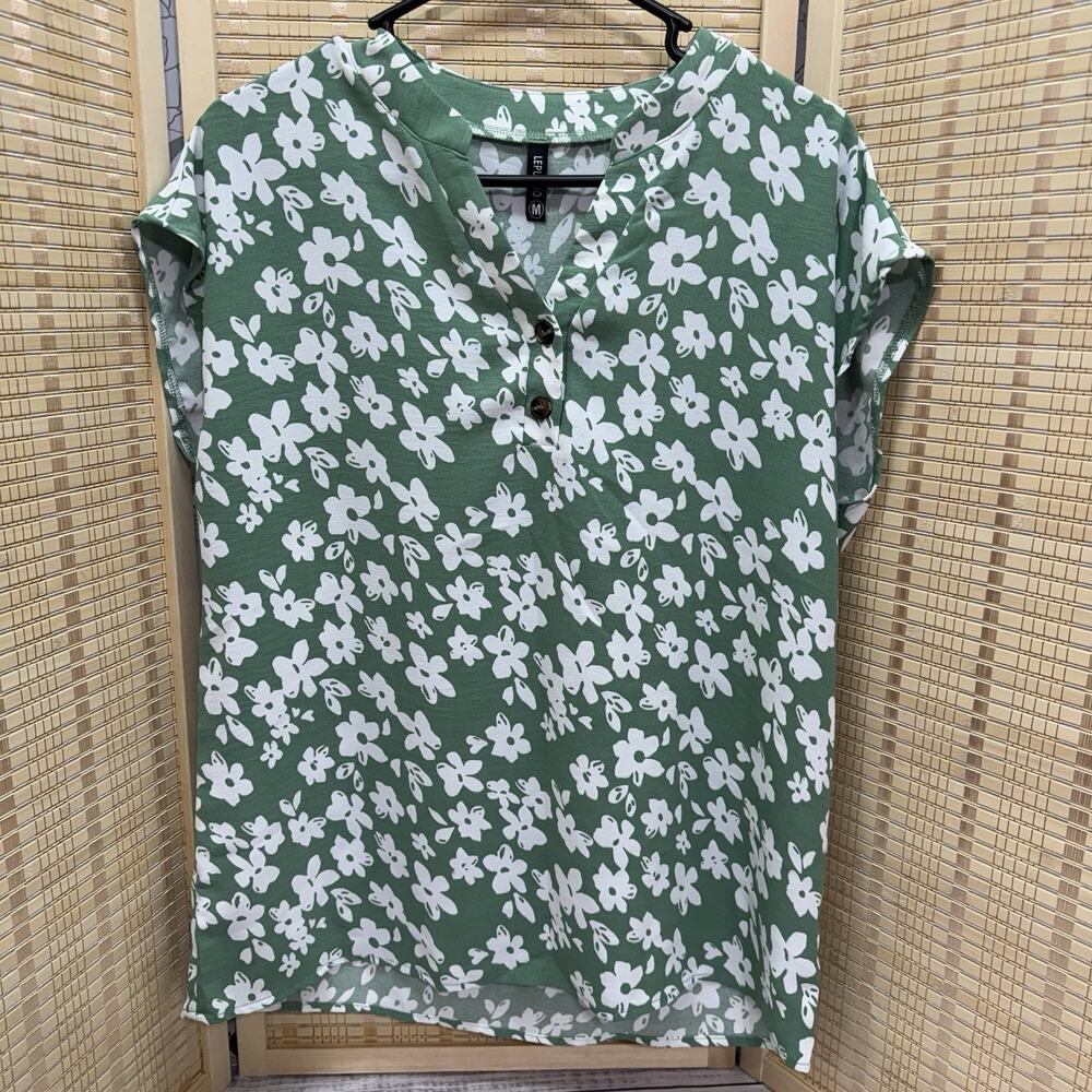 Lepuno Top Women's Size Medium Green With White Flowers Blouse Cap Sleeves